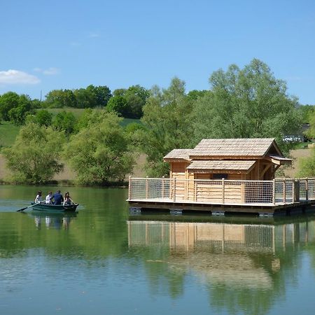 Cabanes Flottantes Du Lac De Pelisse Douzains Exterior photo