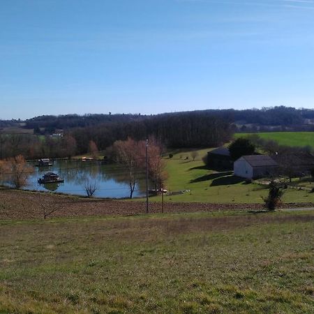 Cabanes Flottantes Du Lac De Pelisse Douzains Exterior photo