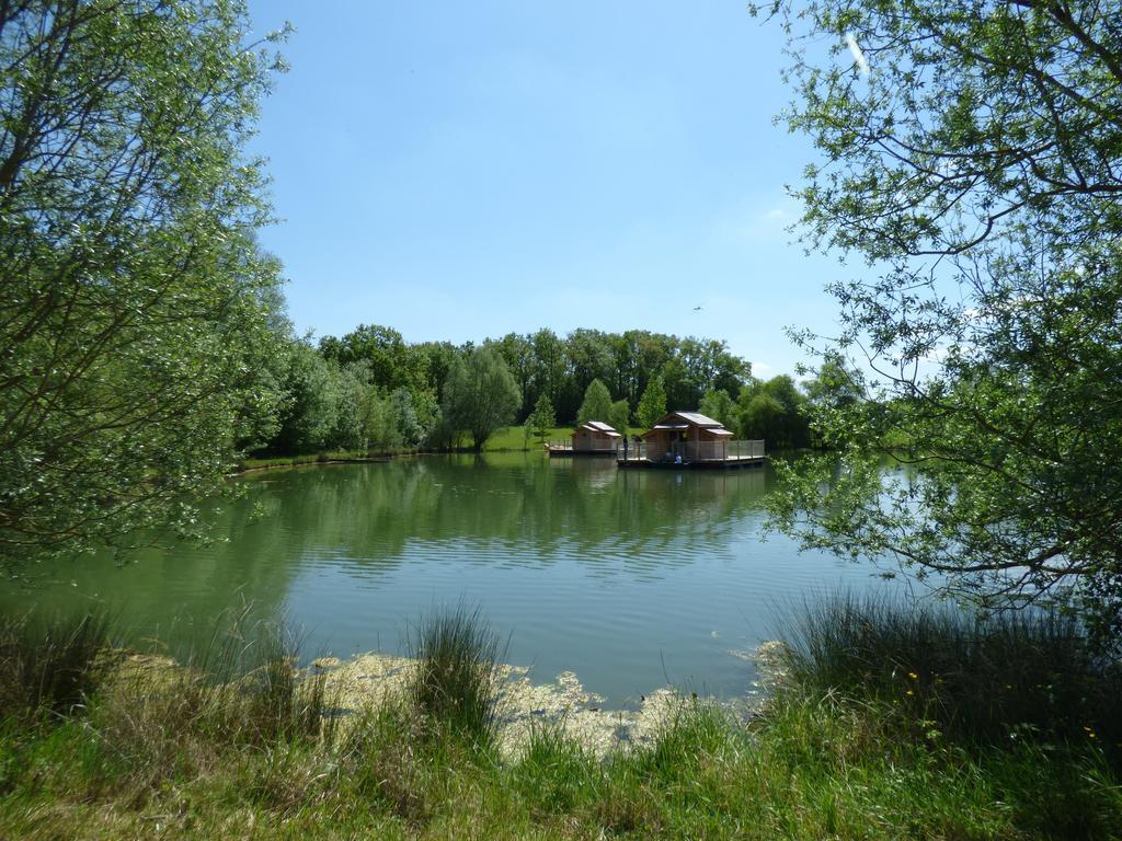 Cabanes Flottantes Du Lac De Pelisse Douzains Exterior photo