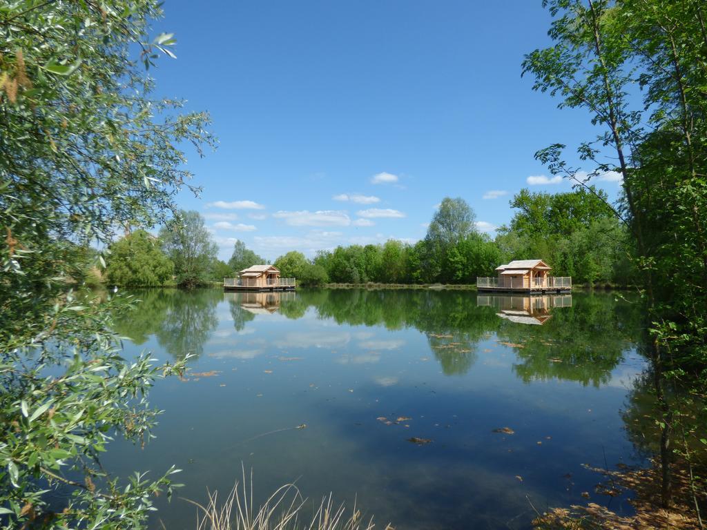 Cabanes Flottantes Du Lac De Pelisse Douzains Exterior photo