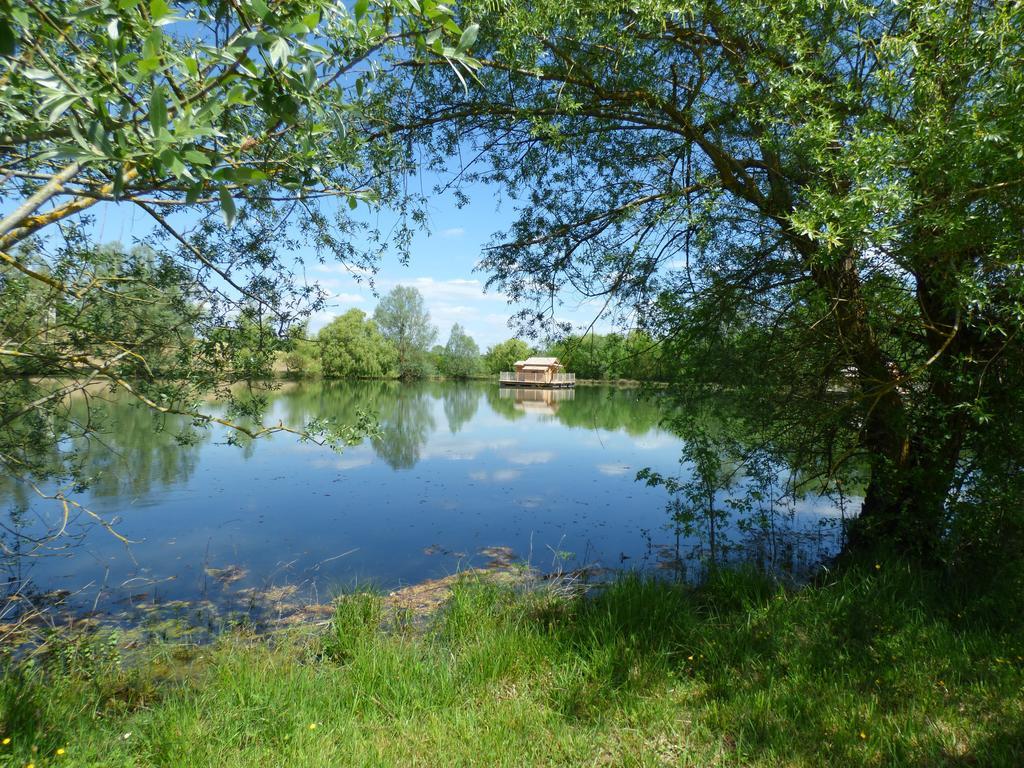Cabanes Flottantes Du Lac De Pelisse Douzains Exterior photo
