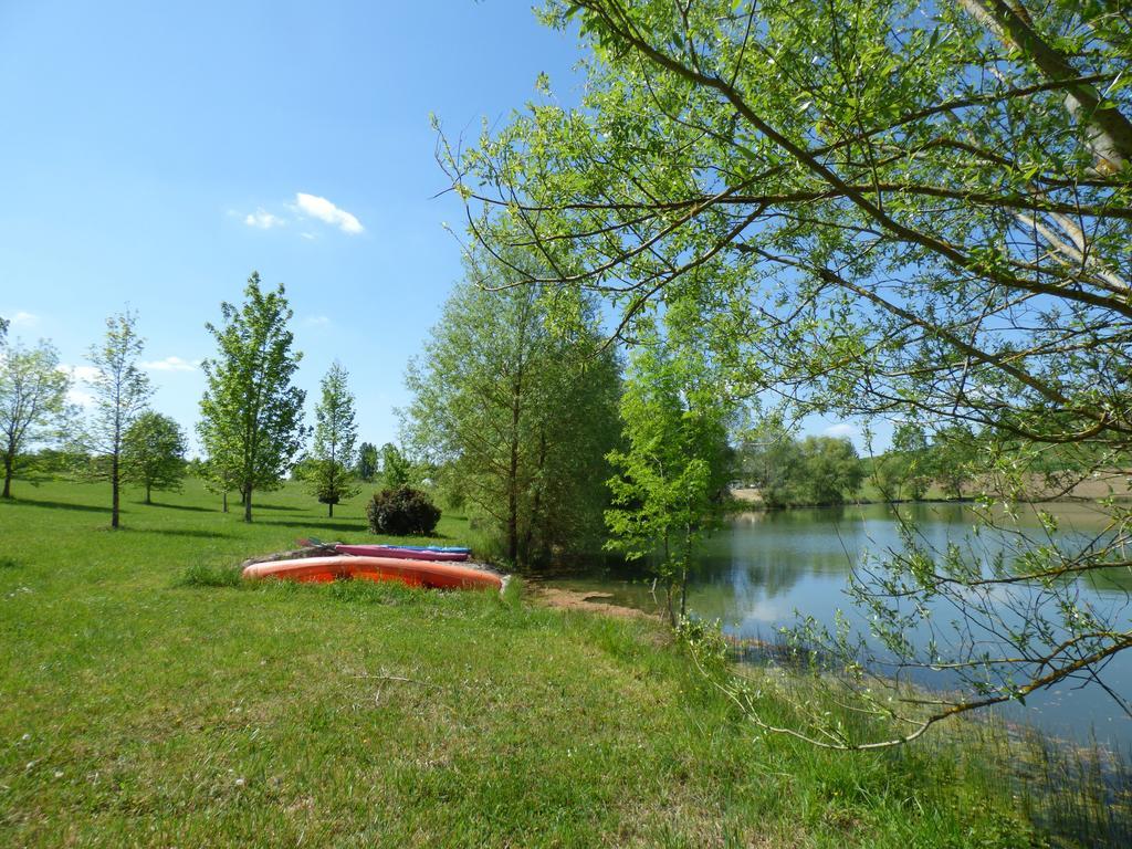 Cabanes Flottantes Du Lac De Pelisse Douzains Exterior photo