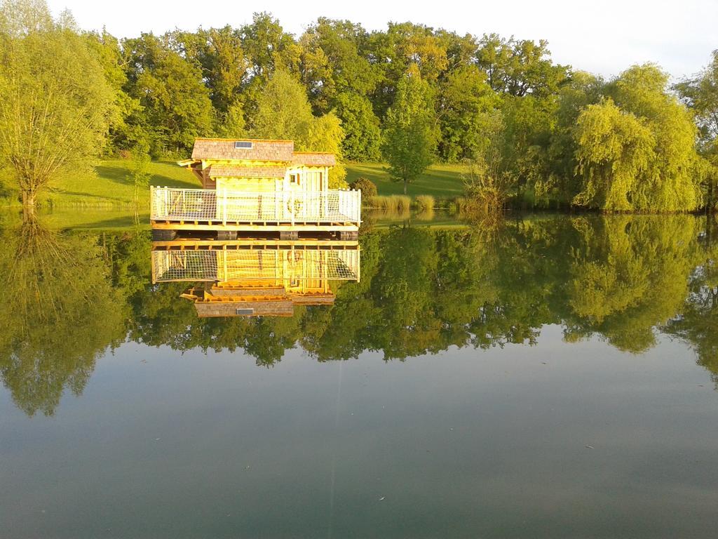 Cabanes Flottantes Du Lac De Pelisse Douzains Exterior photo