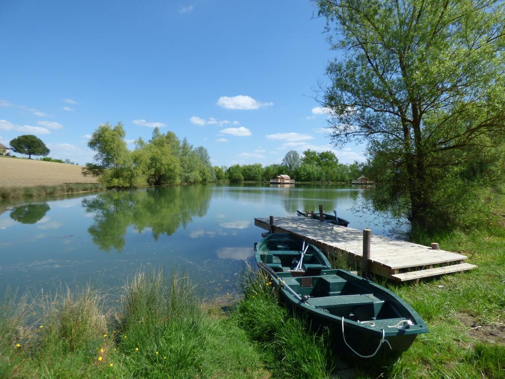 Cabanes Flottantes Du Lac De Pelisse Douzains Exterior photo