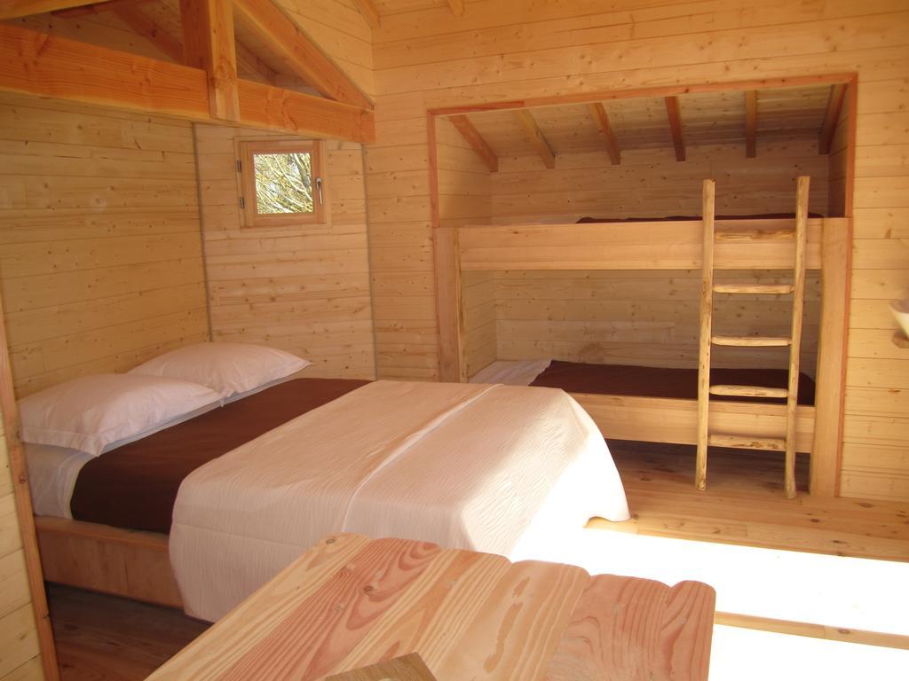 Cabanes Flottantes Du Lac De Pelisse Douzains Room photo