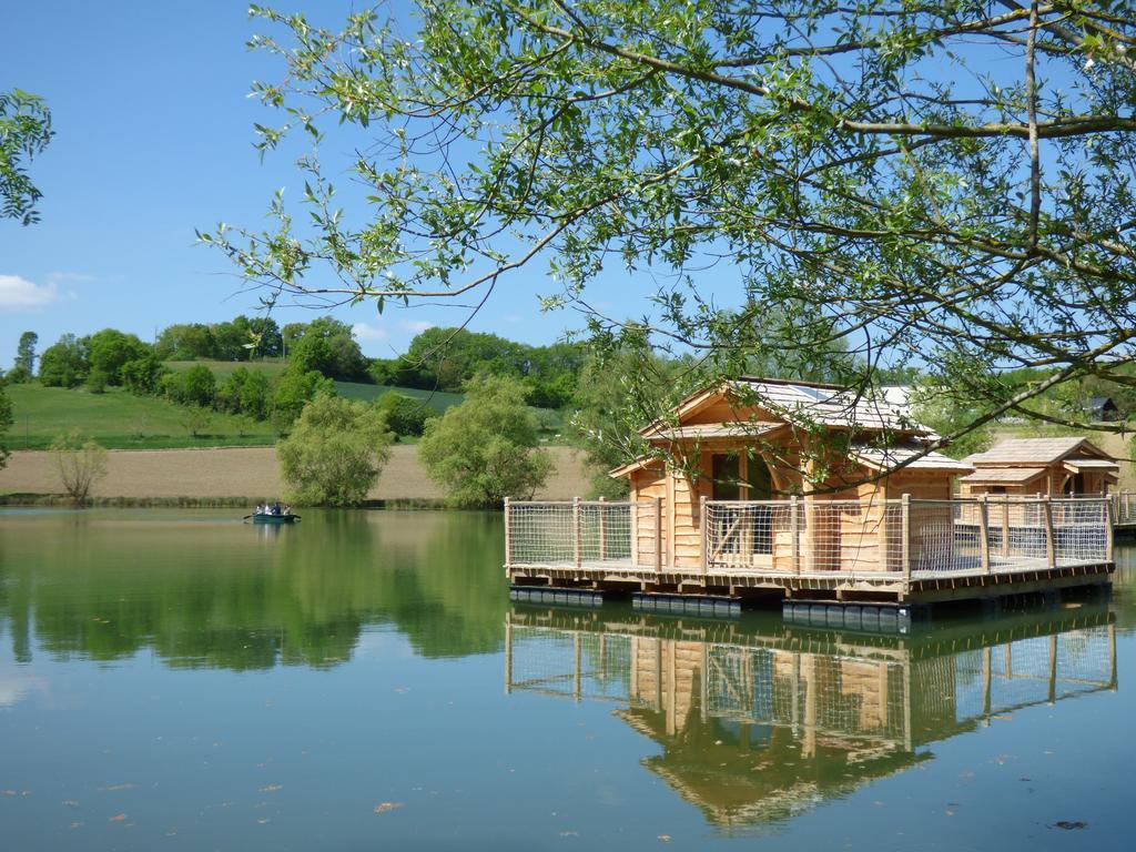 Cabanes Flottantes Du Lac De Pelisse Douzains Exterior photo