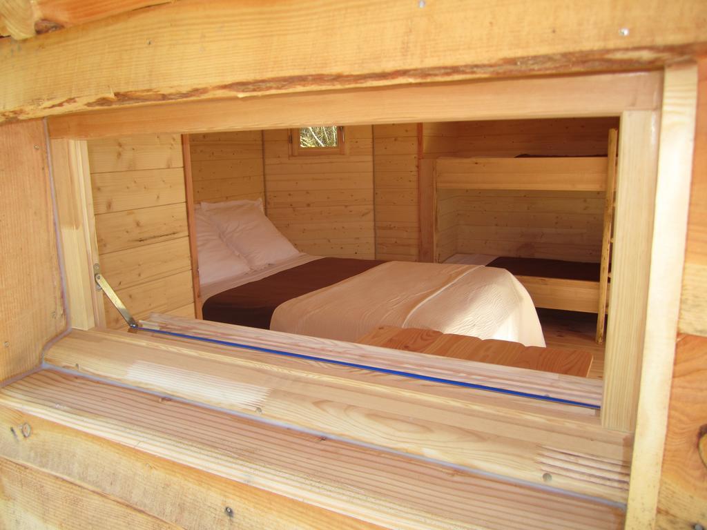 Cabanes Flottantes Du Lac De Pelisse Douzains Room photo