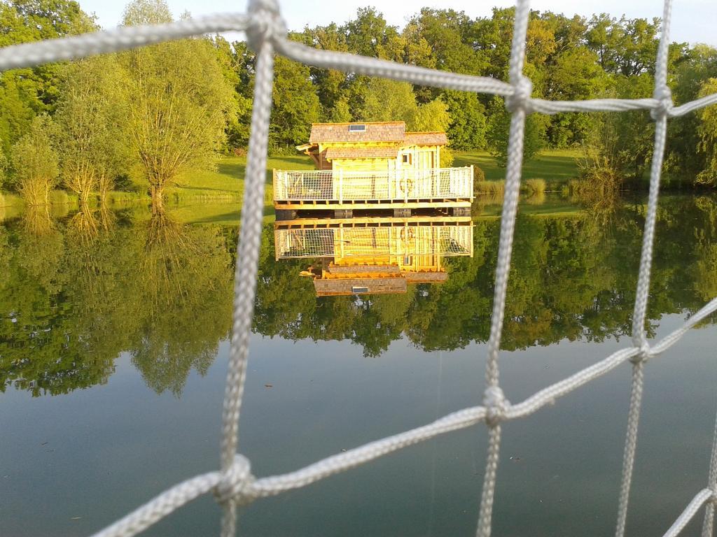 Cabanes Flottantes Du Lac De Pelisse Douzains Exterior photo
