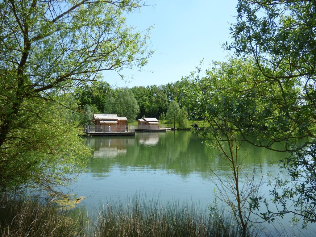 Cabanes Flottantes Du Lac De Pelisse Douzains Exterior photo