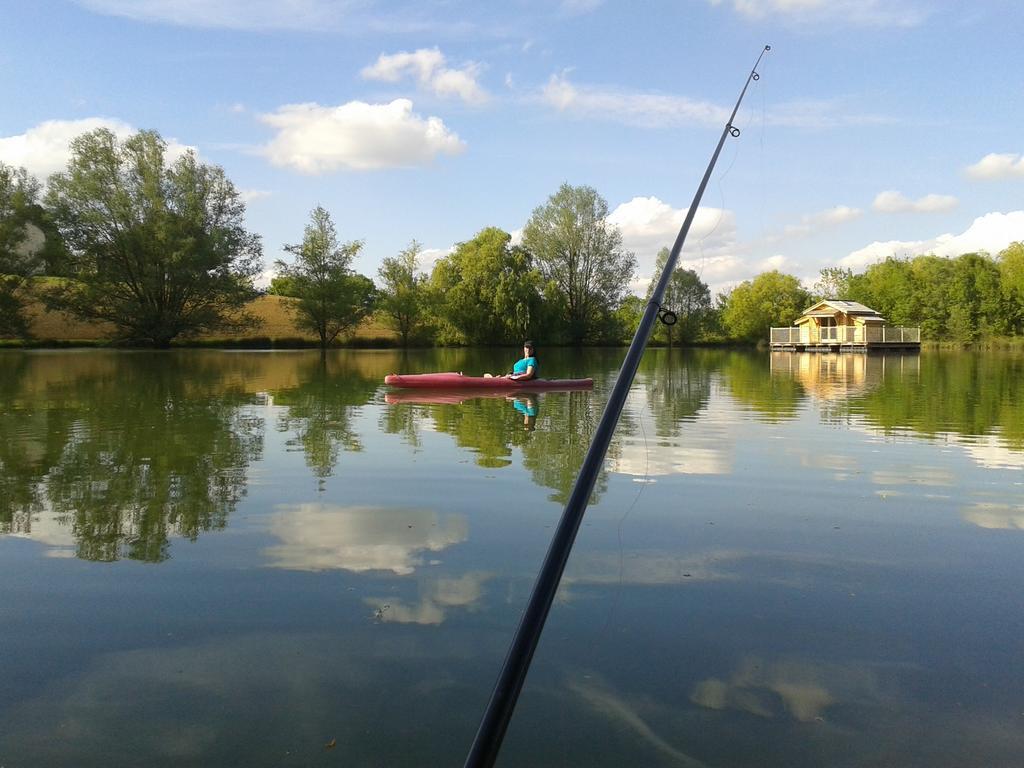 Cabanes Flottantes Du Lac De Pelisse Douzains Exterior photo