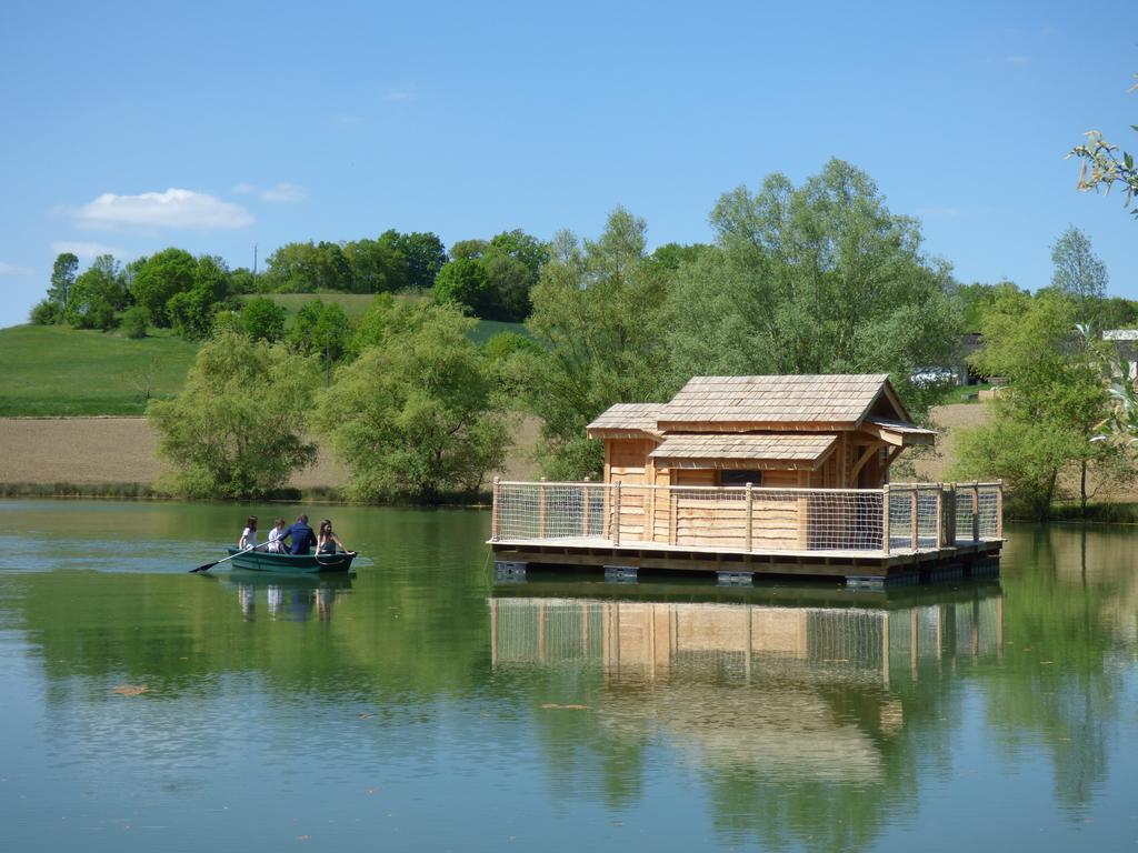 Cabanes Flottantes Du Lac De Pelisse Douzains Exterior photo