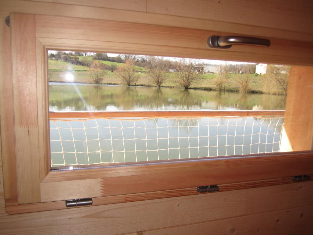 Cabanes Flottantes Du Lac De Pelisse Douzains Room photo