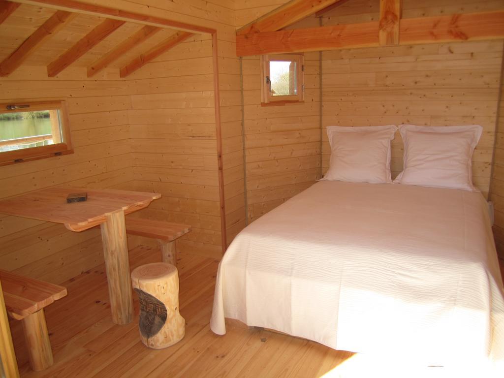 Cabanes Flottantes Du Lac De Pelisse Douzains Room photo