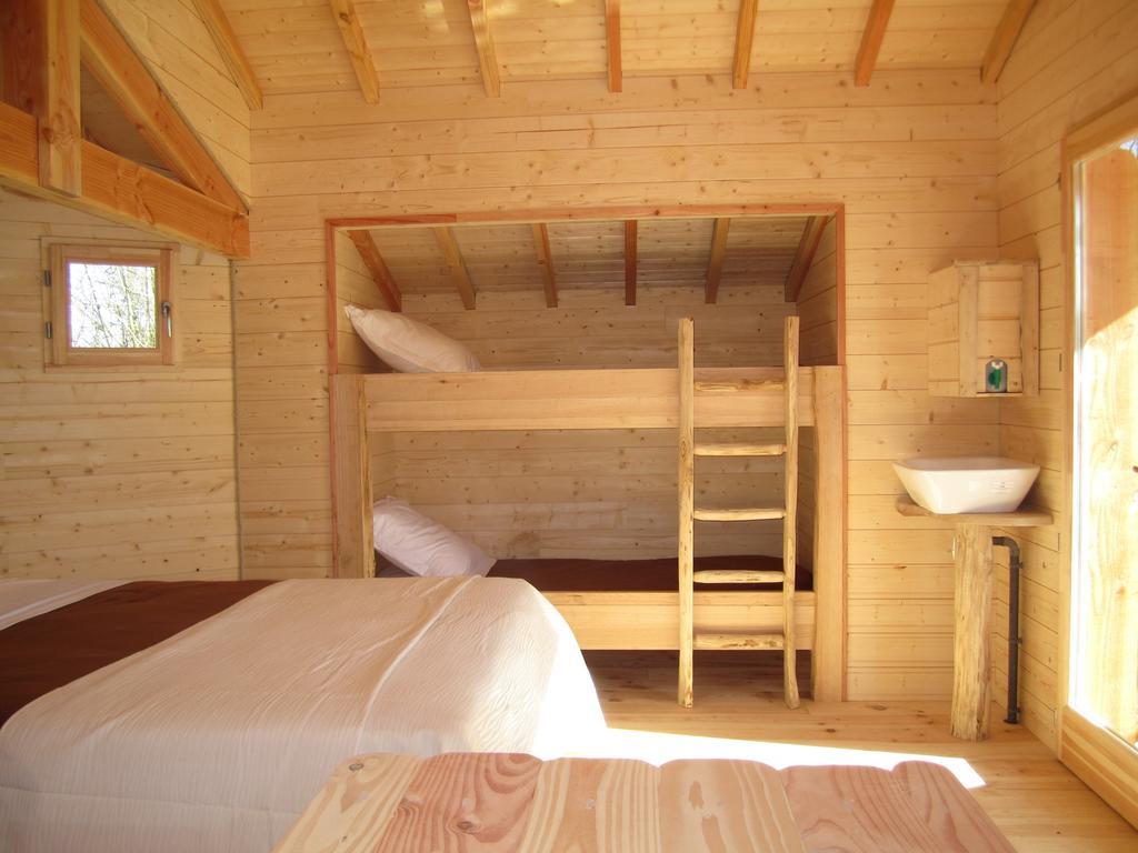 Cabanes Flottantes Du Lac De Pelisse Douzains Room photo