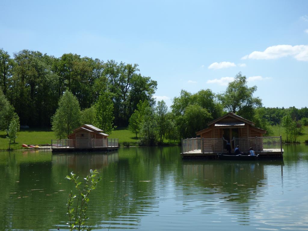 Cabanes Flottantes Du Lac De Pelisse Douzains Exterior photo