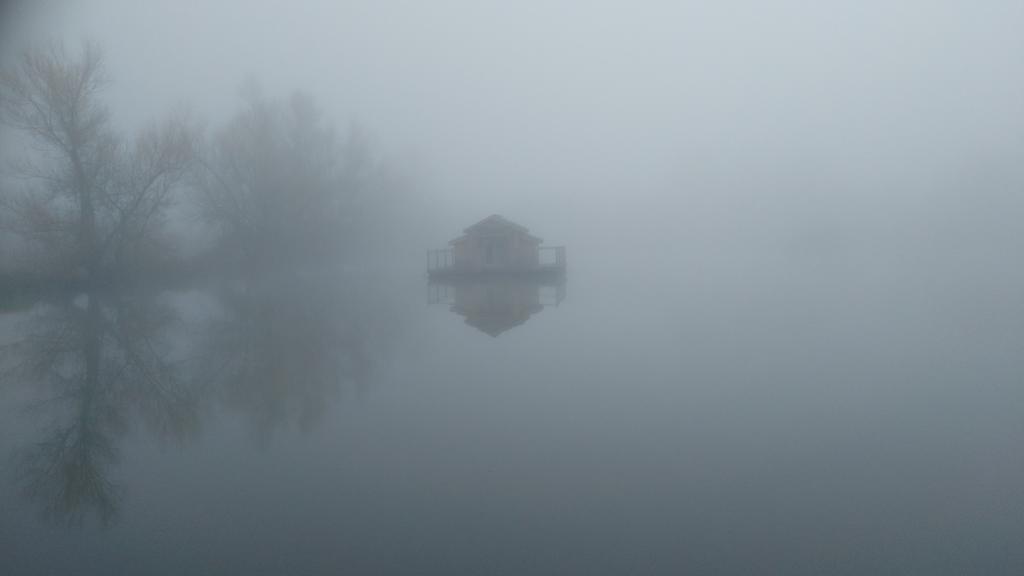 Cabanes Flottantes Du Lac De Pelisse Douzains Exterior photo